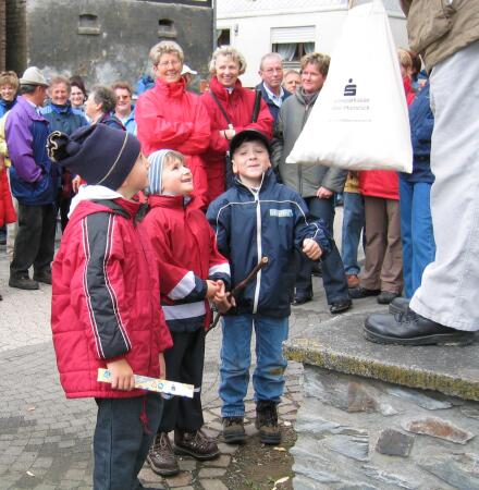 Die Gemeinde am Maibaum